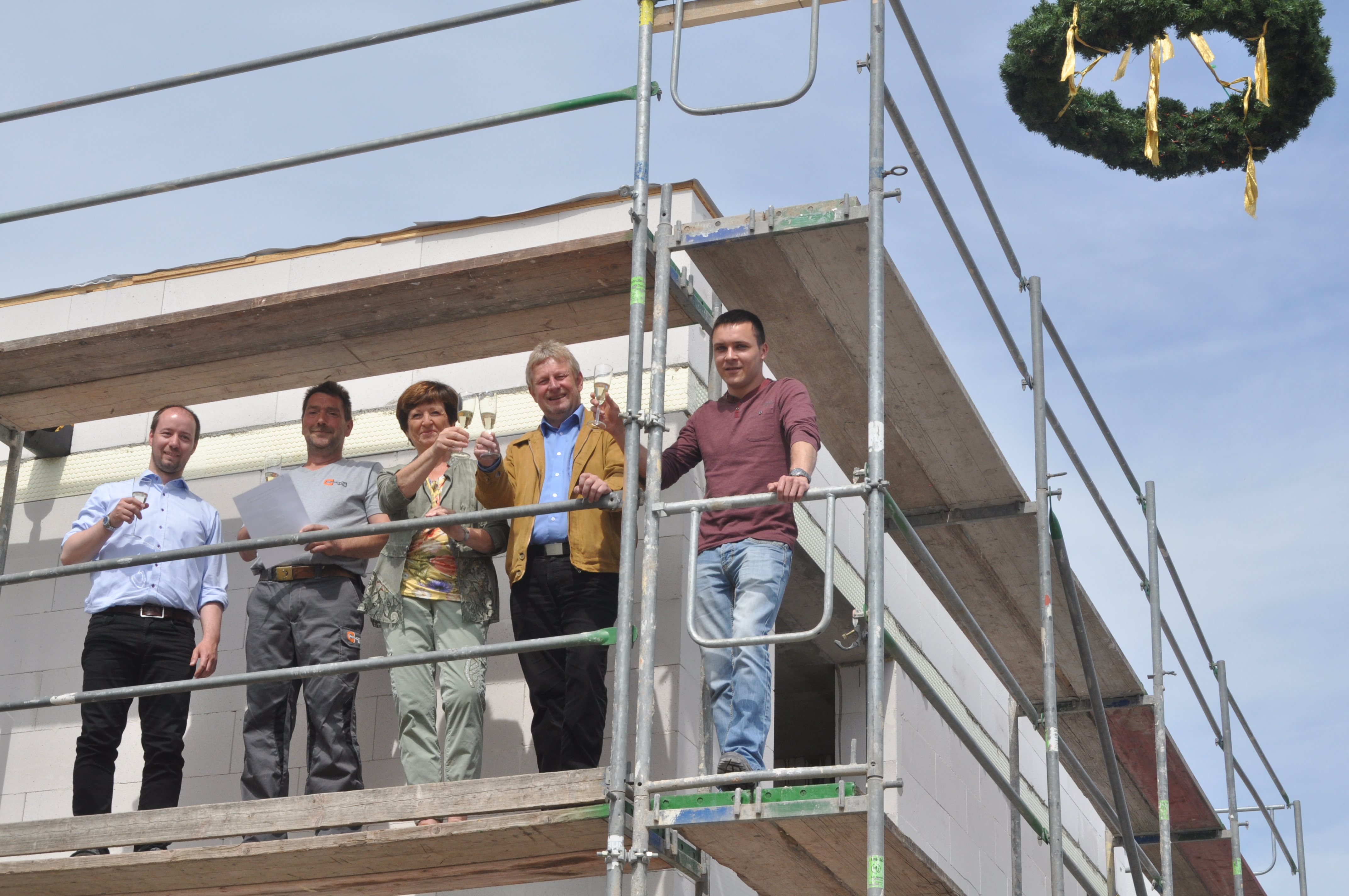 Bereits das fünfte Haus im Baugebiet „Kleine Ackerhofsgasse“ feiert Richtfest