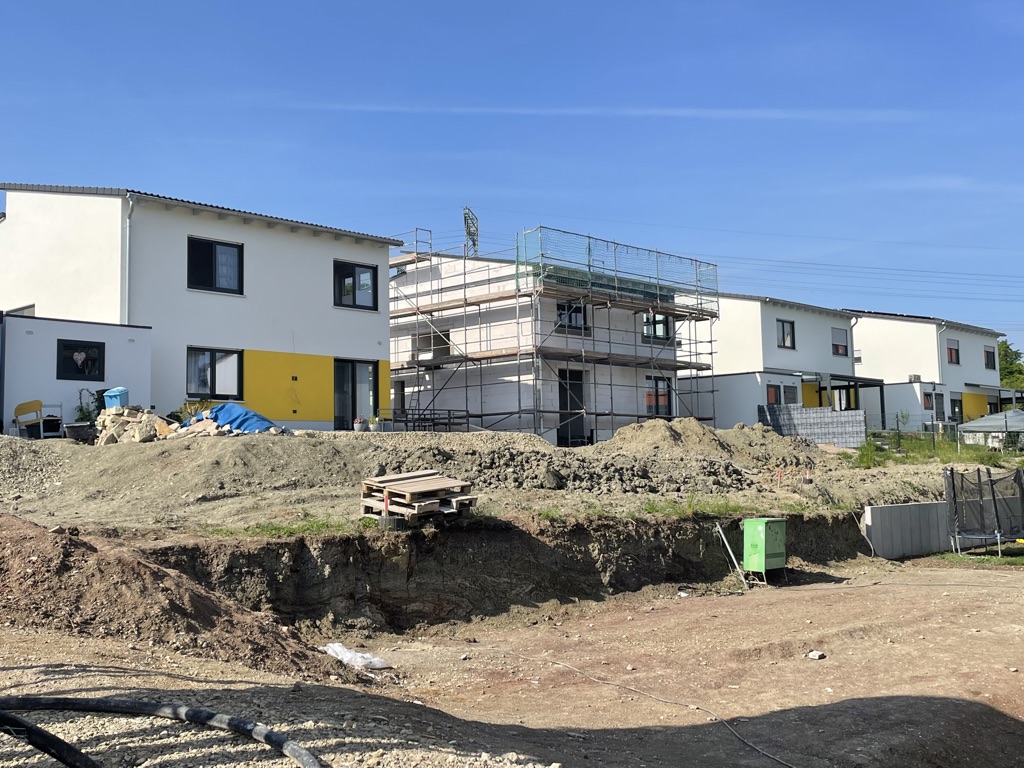 Die letzten Einfamilienhäuser im Baugebiet „Waldblick“ von Erfurt werden erbaut